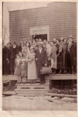 Au mariage de Louis et Marguerite, 2 avril 1934, Ville Lemoyne.  Est-ce Conrad entre les mariés?